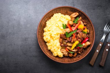 Mısır püresi ve et sebze ve fasulye domates ile.