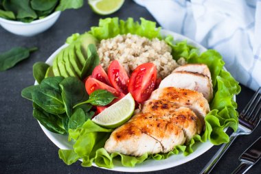 Taze salata quinoa, tavuk göğsü, ıspanak, marul ve için