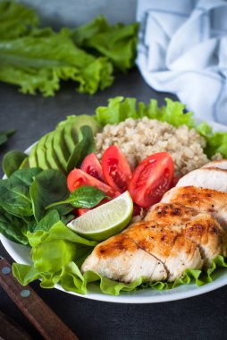 Taze salata quinoa, tavuk göğsü, ıspanak, marul ve için