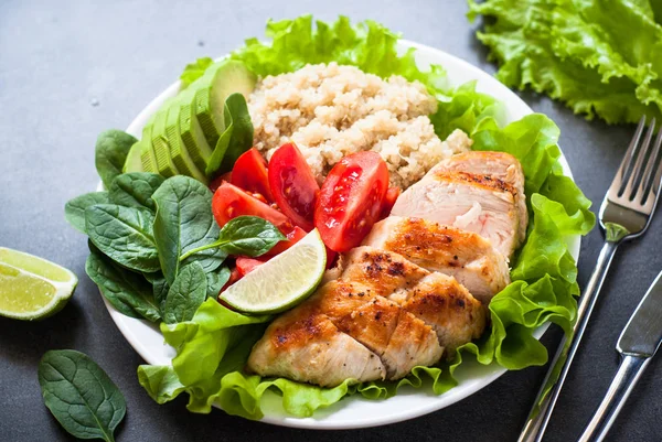 Taze salata quinoa, tavuk göğsü, ıspanak, marul ve için