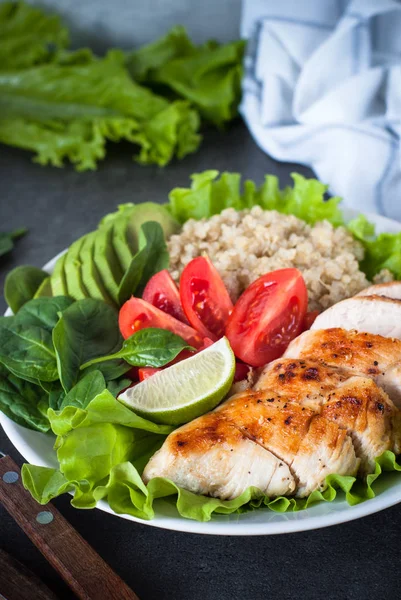 Taze salata quinoa, tavuk göğsü, ıspanak, marul ve için