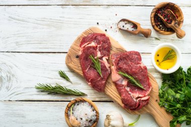 Sığır eti biftek malzemelerle