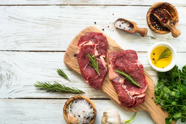 Sığır eti biftek malzemelerle