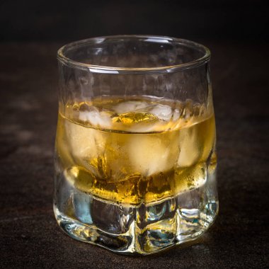 viski bardağına buz ile