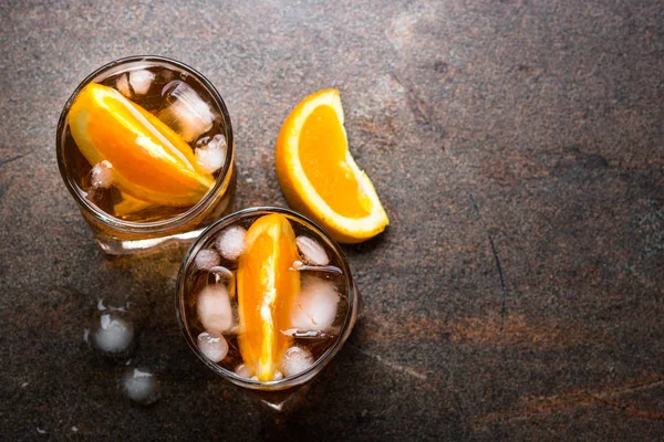 Cocktail Negroni in bicchiere al buio . — Foto Stock