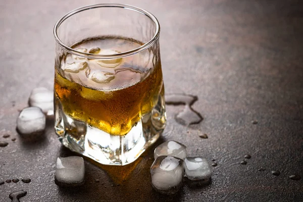 Whisky met ijs in glas — Stockfoto