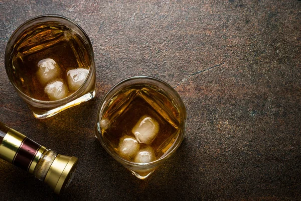 Whisky met ijs in glas — Stockfoto