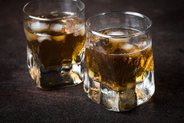 Whisky con ghiaccio in vetro — Foto Stock