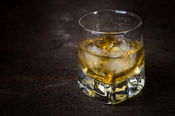 Whisky med isen i glas — Stockfoto