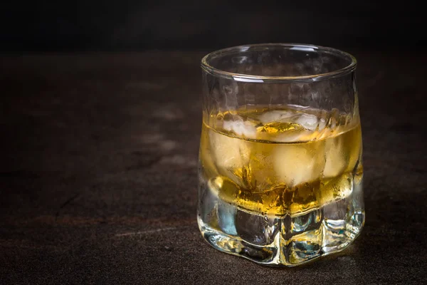 Whisky med isen i glas — Stockfoto