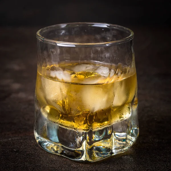 viski bardağına buz ile