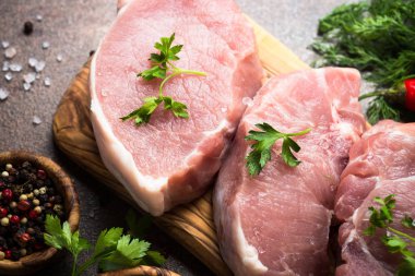 Taze et. Çiğ domuz eti biftek.