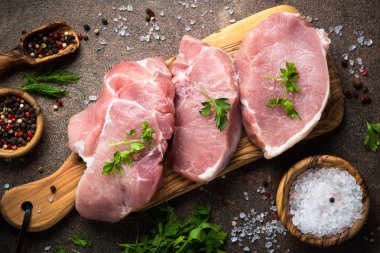 Taze et. Çiğ domuz eti biftek.