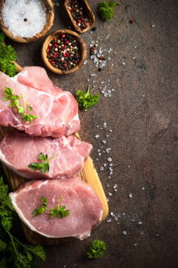 Taze et. Çiğ domuz eti biftek.