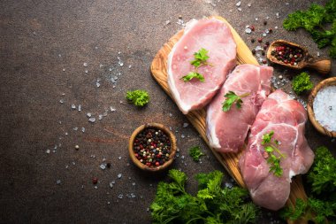 Taze et. Çiğ domuz eti biftek.