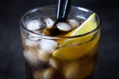 Cuba libre koyu arka plan üzerinde. 