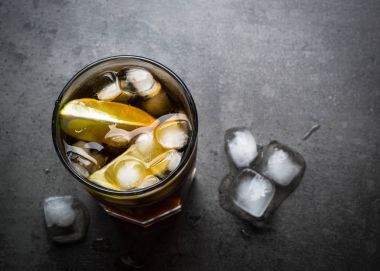 Cuba libre koyu arka plan üzerinde. 