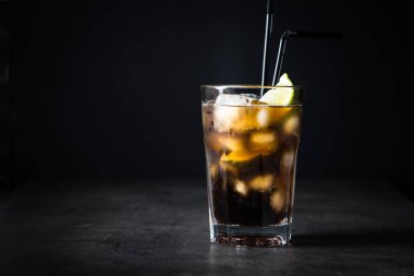 Cuba libre koyu arka plan üzerinde. 