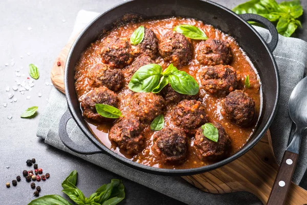 Domates soslu köfte.. 