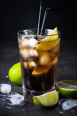 Cuba libre koyu arka plan üzerinde. 