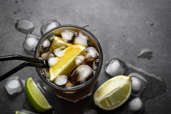 Cuba libre koyu arka plan üzerinde. 