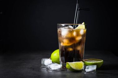 Cuba libre koyu arka plan üzerinde. 