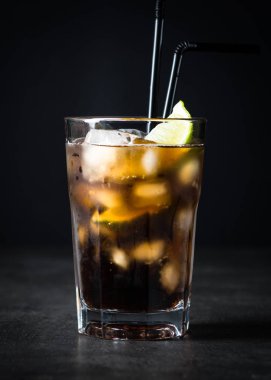 Cuba libre koyu arka plan üzerinde. 