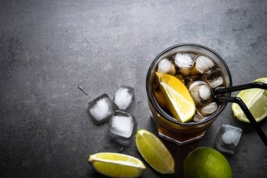 Cuba libre koyu arka plan üzerinde. 