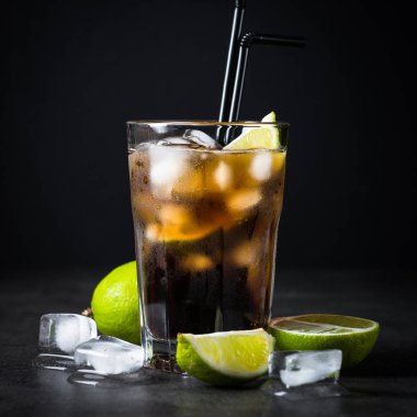 Cuba libre koyu arka plan üzerinde. 