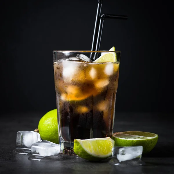 Cuba libre koyu arka plan üzerinde. 