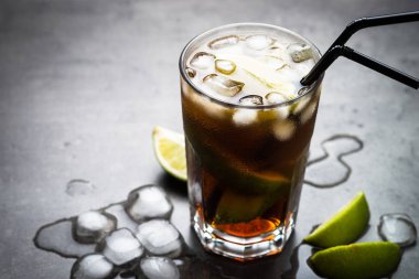 Cuba libre koyu arka plan üzerinde. 