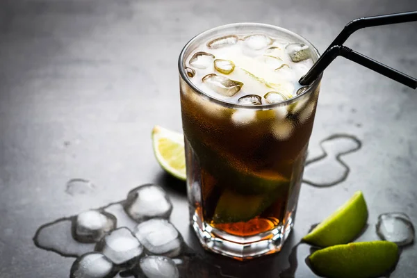 Cuba libre koyu arka plan üzerinde. 