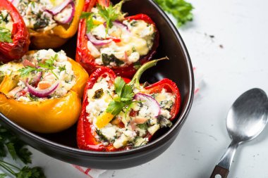 Peynir ve otlar ile kırmızı biber biber dolması.