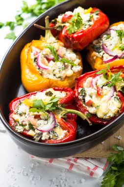 Peynir ve otlar ile kırmızı biber biber dolması.