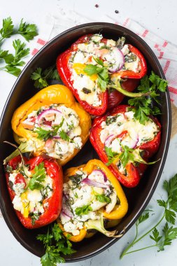 Peynir ve otlar ile kırmızı biber biber dolması.