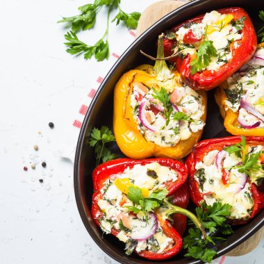 Peynir ve otlar ile kırmızı biber biber dolması.