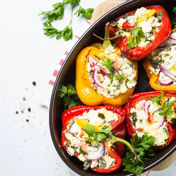 Peynir ve otlar ile kırmızı biber biber dolması.