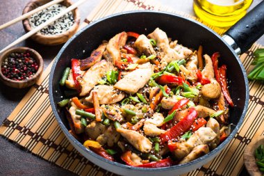 Sebzeli tavuk stir fry.