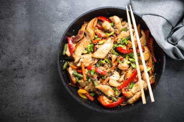 Sebzeli tavuk stir fry.