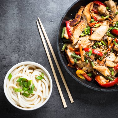 Stir fry tavuk ve udon erişte siyah.