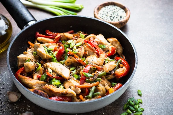 Pollo salteado con verduras . — Foto de Stock