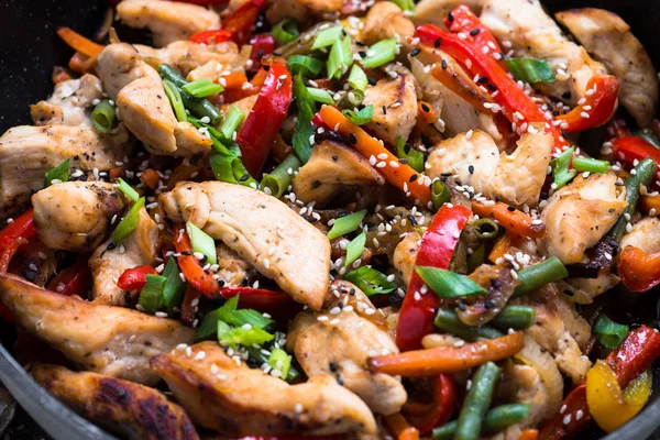 Sebzeli tavuk stir fry.