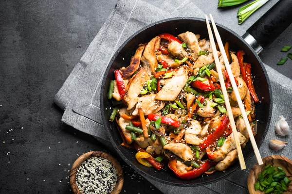 Frango fritar com legumes . — Fotografia de Stock