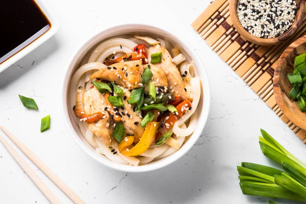 Udon keverjük készre sütjük a tésztát chickenon fehér. — Stock Fotó