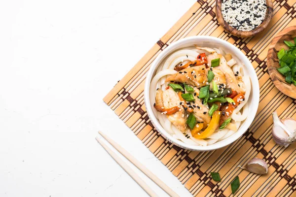 Udon fideos salteados con pollo sobre blanco . — Foto de Stock