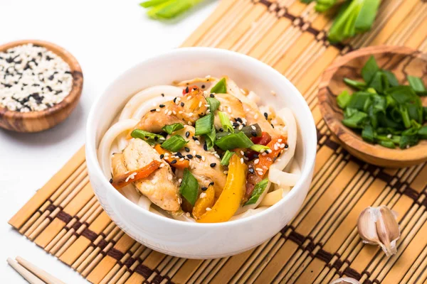 Udon stir-fry noodles with chicken. — Stock Photo, Image