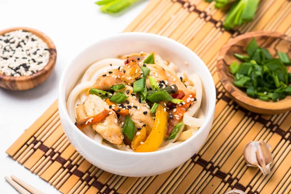 Udon fideos salteados con pollo . — Foto de Stock