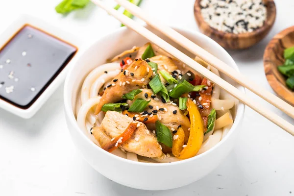 Udon stir-fry noodles with chicken. — Stock Photo, Image