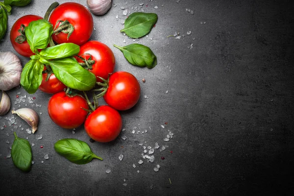 Frische Tomaten auf schwarzem Schiefer Hintergrund. — Stockfoto
