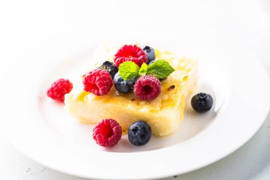 Beyaz masa üzerinde ahşap kase taze frambuaz. 